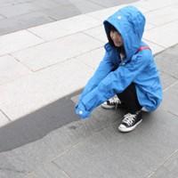 求戴帽子的女生头像像下面这张类似的是那种帽子和上衣连起来的要伤感的,衣服最好是灰色或黑色的