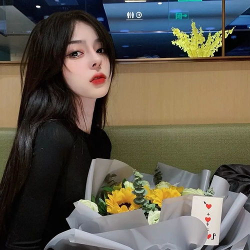 手拿捧花的头像女