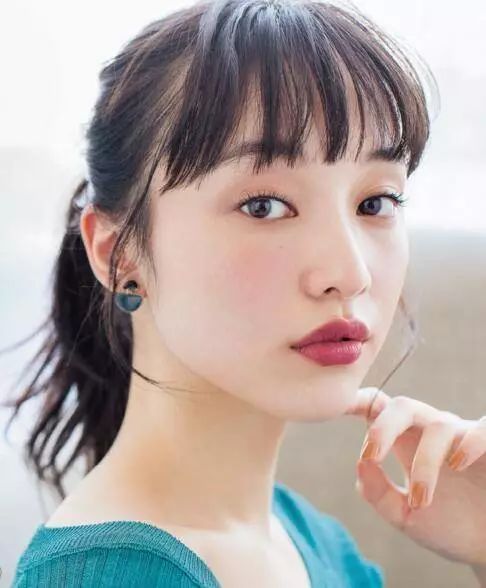 今年最热门的眉上刘海该怎么剪