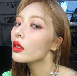 泫雅最新妆容来了搭配绿色上衣美成仙女,被自制项链惊艳到