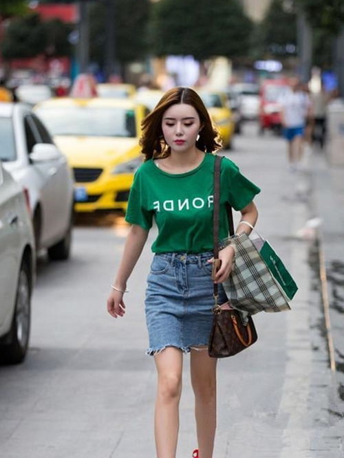 路人街拍,美女绿色短袖搭配牛仔短裙,清纯又可爱