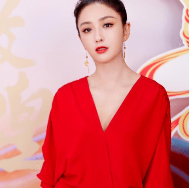 想不到佟丽娅也是营销出来的女子生图暴露黑肤色,也太没气质了