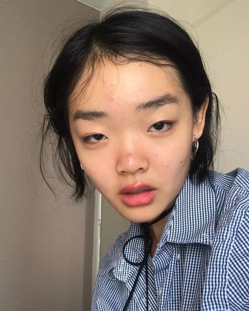 一双永远睡不醒的死鱼眼一副写满冷漠的厌世脸,她却成为时尚大牌的新宠