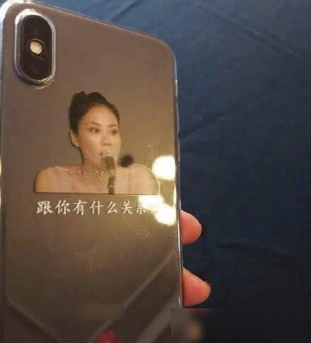王菲为李嫣庆生,母女俩亲密相拥,李嫣手机壳上还贴着妈妈照片
