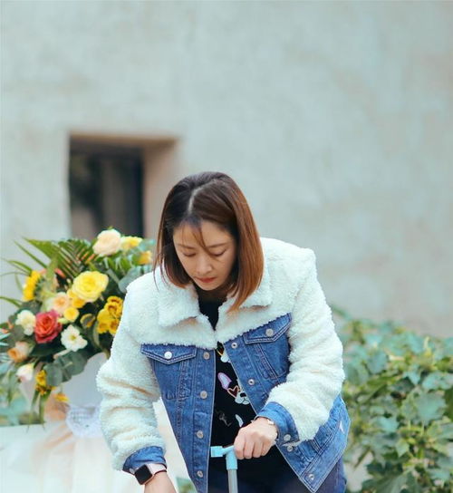 林心如客栈换新装,穿卫衣搭配小熊外套活力十足,说她43岁谁信呐