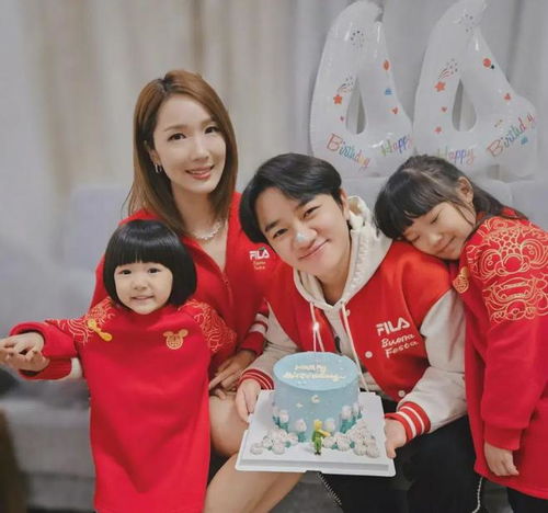 王祖蓝44岁生日,李亚男晒一家四口全家福,女儿正面出镜超像爸爸