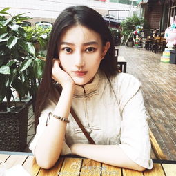 大学女生容颜神似张馨予