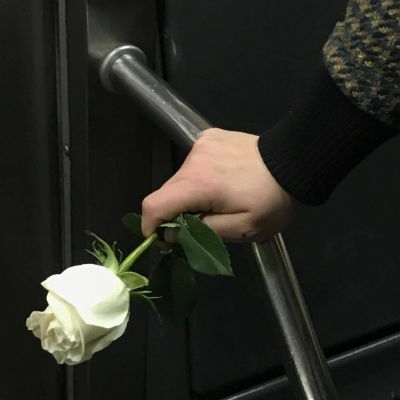 女生头像手拿花朵男生