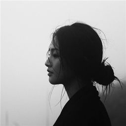 女生高冷黑白微信头像伤感看清一个人何必去揭穿