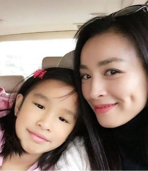 张庭12岁女儿整容式长开,曾被吐槽丑小鸭,现完美逆袭