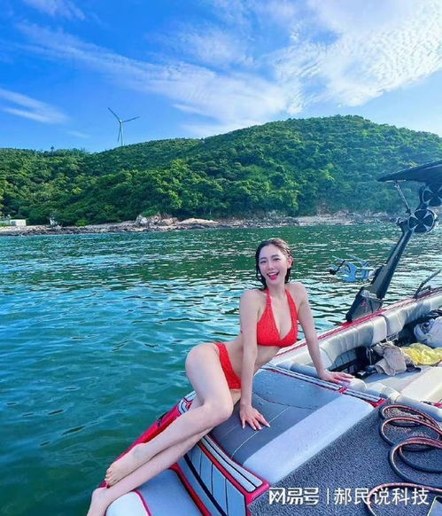 克拉拉,天生的尤物身材白色衬衫搭红色比基尼,景美人更美