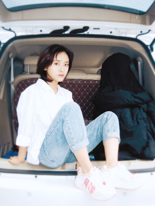 组图沈月晒美照迎九月白衬衫牛仔裤走校园风清新又少女