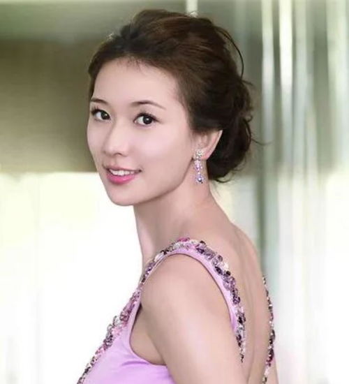 林志玲近照,这脸吓到我了,遭到家暴假体都被丈夫打坏了吗