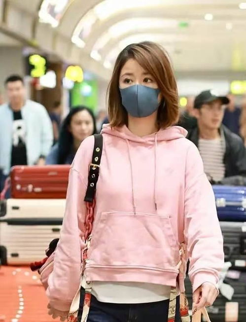 林心如又带火了一种新穿法衬衫五分裤运动鞋,时髦又减龄