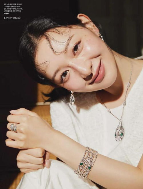 热门韩剧眼泪女王女主金智媛,封面写真