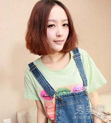 女孩时尚纹身烫发短发清新气质很受欢迎