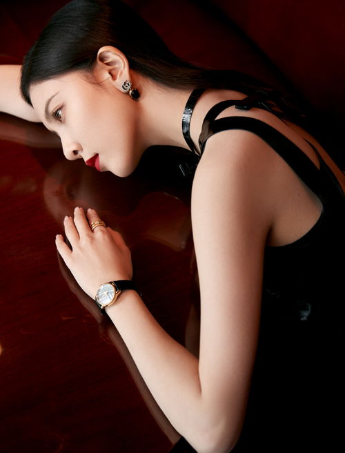 宋妍霏真的很撩人了,黑色丝绒裙拼接皮质背带,配大红唇优雅霸气