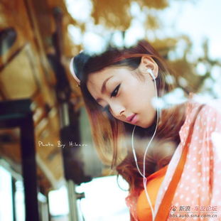 举手投足间的柔美公交车里的绝色小女生