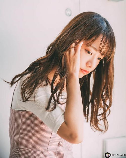 甜美小清新,自然气质给人满满女友感,开朗微甜灿笑让人秒恋爱