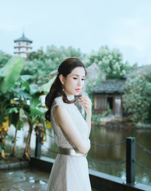 46岁李若彤逆生长穿白色旗袍配盘发温婉优雅,少女比不了的气质