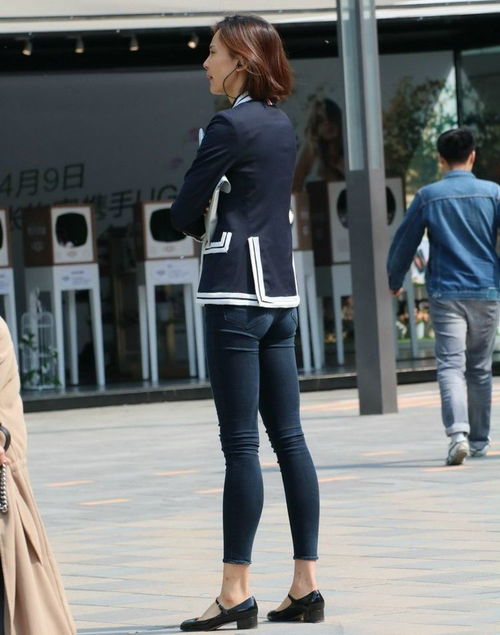街拍短发美女紧身牛仔裤搭配小西装,休闲又富有青春活力