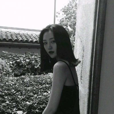 侧脸黑白女头像高冷网图女生孤独伤感头像