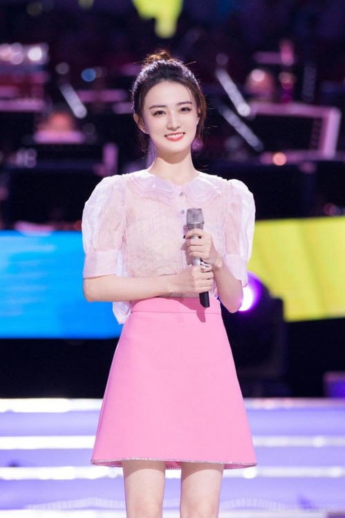 徐璐变身暗黑萝莉穿黑色吊带裙妩媚娇俏,铆钉骑士靴又酷又飒