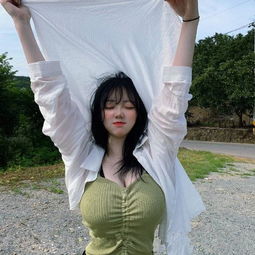 美女街拍穿搭时尚的小姐姐,个性的穿搭,性感十足