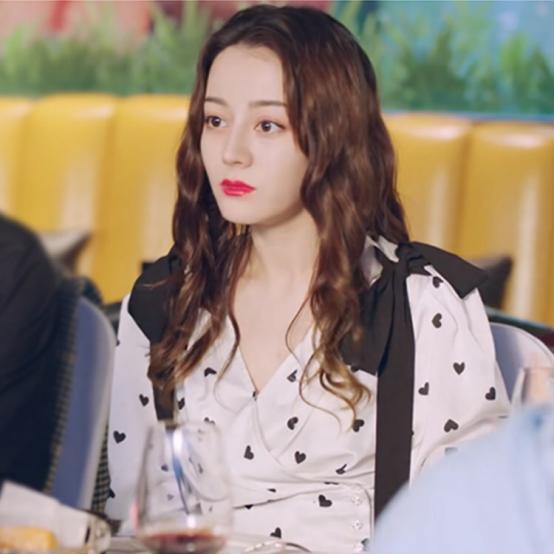 迪丽热巴的气质真挺好的,穿身大号蝴蝶现身活动,真有少女感