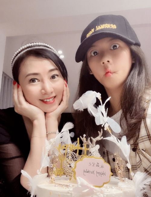 翁虹女儿14岁生日劲靓有星味网民可以准备入行