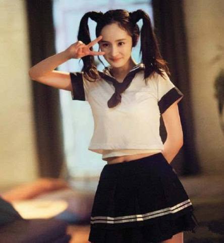 当红花旦穿起校服,赵丽颖和热巴竟不协调她简直是校服妹