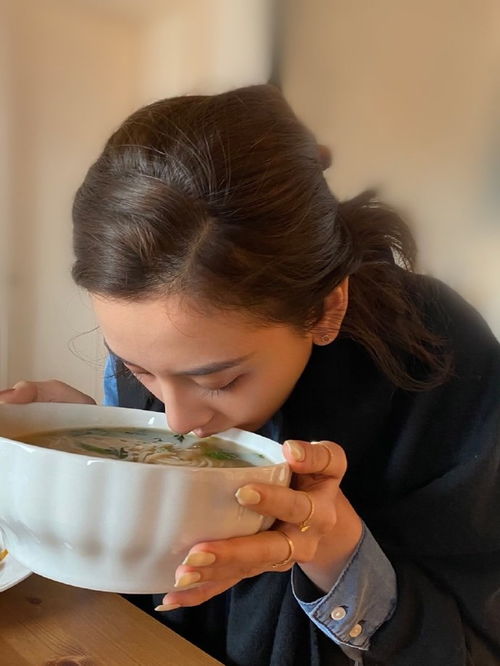 宋祖儿吃螺蛳粉成为嗦螺少女