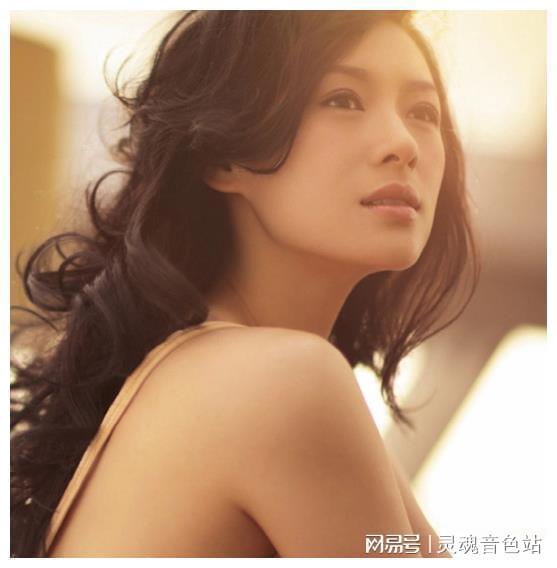 章子怡跟女儿海边玩耍,醒醒写小作文,称赞奥运健儿