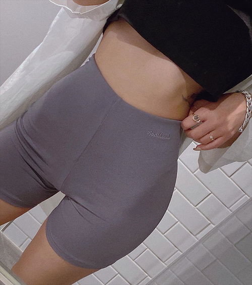 身材颜值并存的ins美女physiqueen