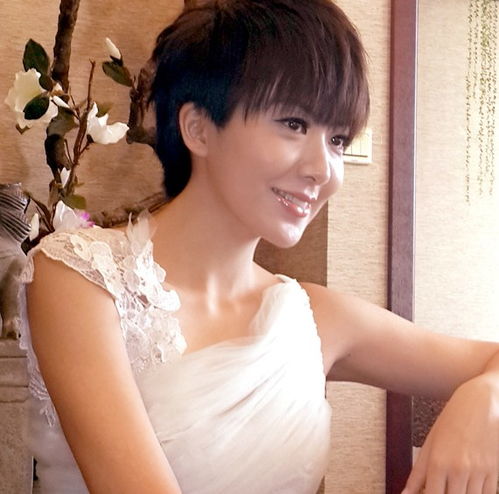 中国评论新闻美女主持紫檀杂志照曝光白蕾丝优雅显气质