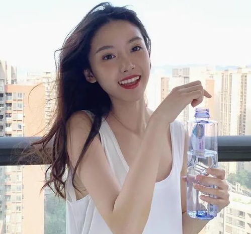 当年的剪刀手女孩,14岁走红网络如今长成这样,说想娶她的人别走
