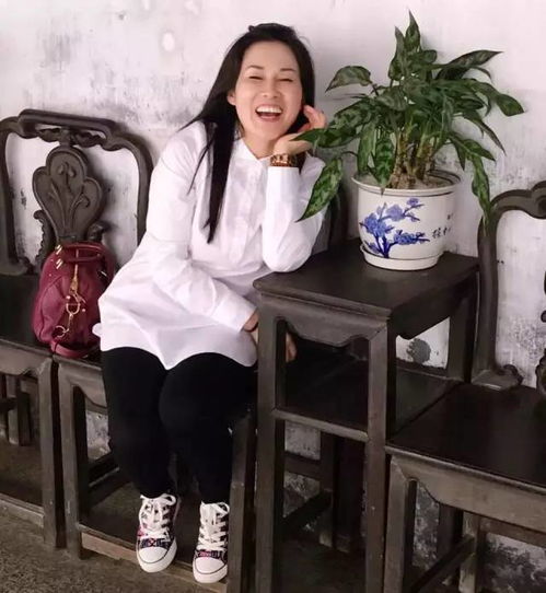 一个看起来20多岁的女子,竟然在宜宾带领了80人队伍打拼