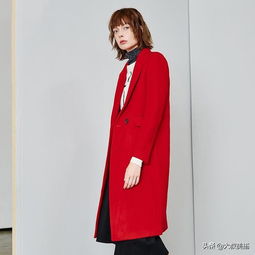 皮肤暗黄的女人,大衣选这3种显白色,减龄提气质