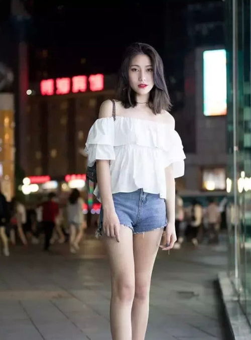 时尚美女街拍青春灵动的美女,纤细的身材让人羡慕