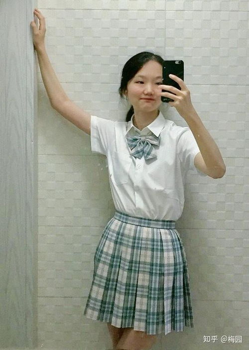 为什么网络上大部分穿jk和lo服的女孩子照片手机长脸上了,或者是没有头