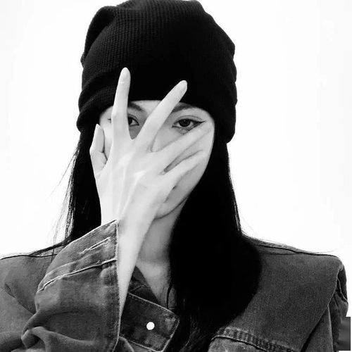高级质感黑白女生头像