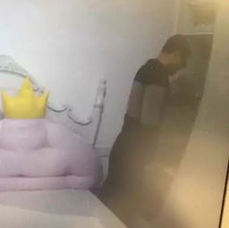 女孩借住闺蜜家打开衣柜惊呆有个1米8的壮汉