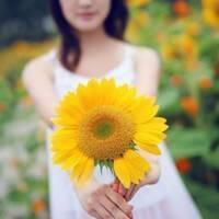 有没有手拿鲜花的女生头像