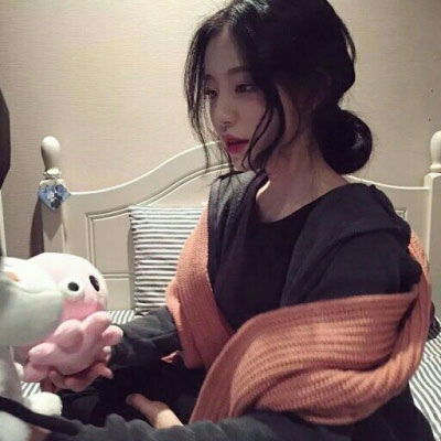 女生头像霸气侧脸不由得为约会的打扮而烦恼