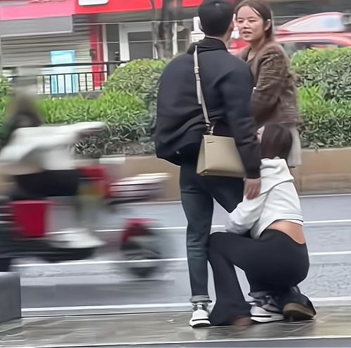 两女子大街上争抢一男子,一人抱腿不放,网友相中他哪一点了