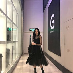 别再穿牛仔裤了,大街上的美女都流行穿这种连衣裙,又美又显身材