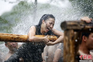 实拍女保镖接受魔鬼式训练美女雨中爬泥
