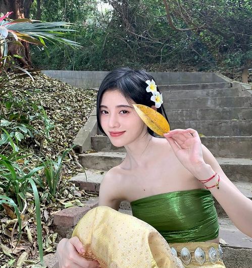 有种戴口罩方式叫鞠婧祎,缝隙中嘴鼻都看得到,这秀脸小方式我服