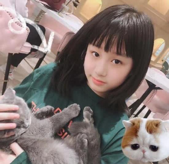 吴启华12岁女儿近照曝光,涂口红自拍滤镜开的像网红,长相好清秀