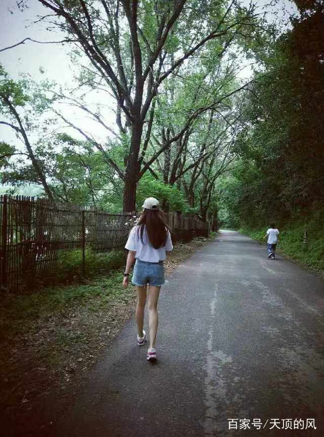 男子地铁偶遇时尚女孩忍不住跟拍,她抬起头时整个世界都安静了
